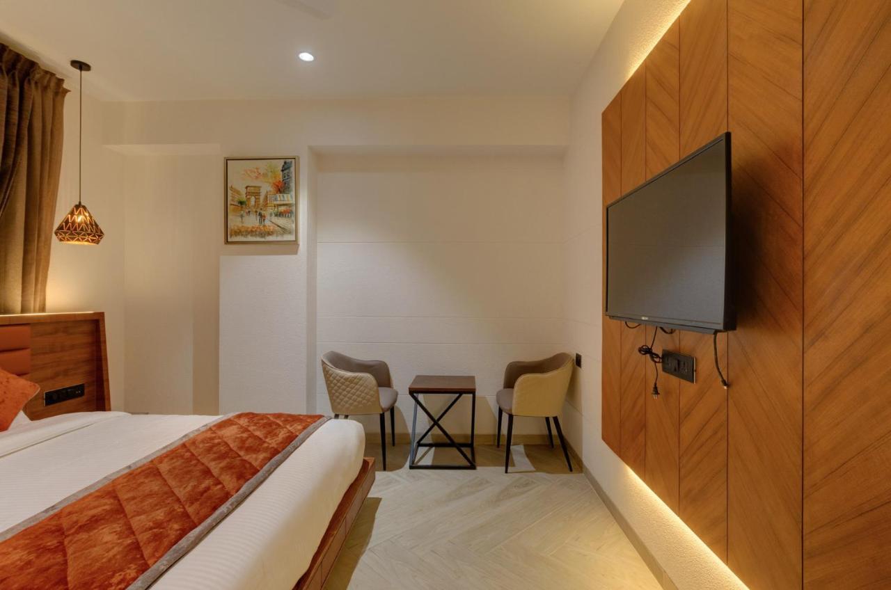 Hotel Diamond 26 Surat Esterno foto