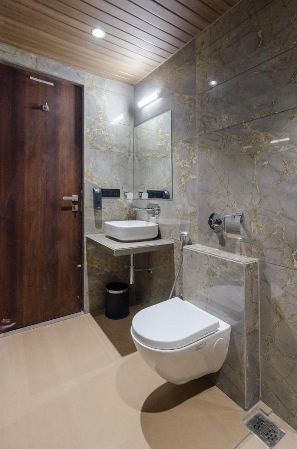 Hotel Diamond 26 Surat Esterno foto