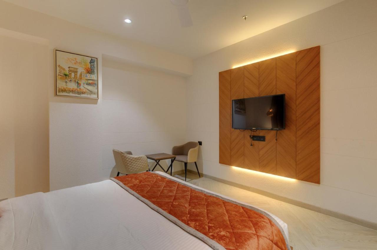 Hotel Diamond 26 Surat Esterno foto